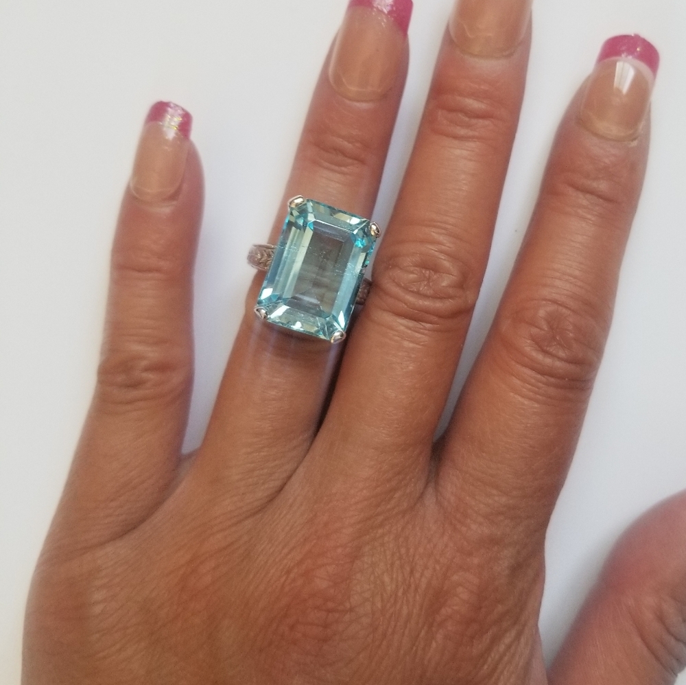 Genuine Blue Topaz Cocktail Ring Ring in Silver Setting 20 Carats - Picture 8 of 8